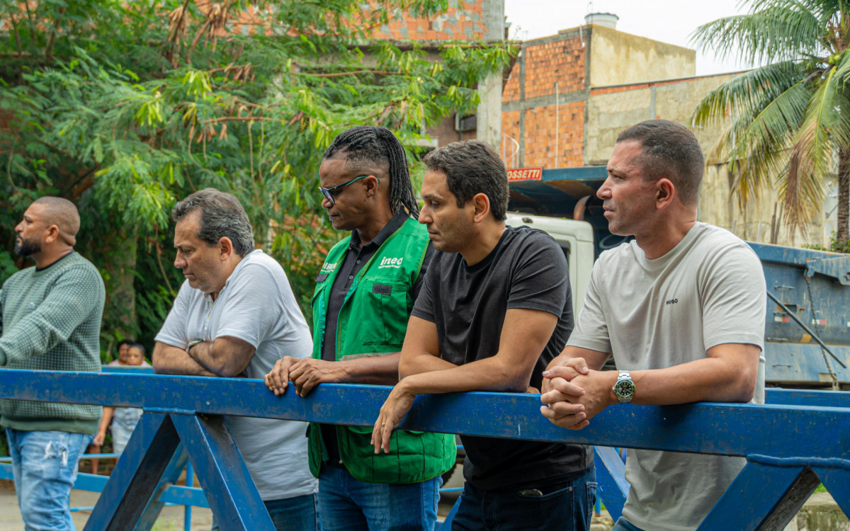 O prefeito Abraãozinho, acompanhado do deputado estadual Rafael Nobre e do suplente de deputado federal Ricardo Abrão, além engenheiro do INEA, Ricardo Ferreira, acompanhou a limpeza do rio