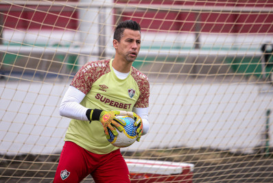 Fábio entra em campo e completa 150 jogos pelo Fluminense