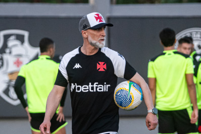 Uruguaio sai na frente com Álvaro Pacheco em disputa por posição na lateral direita