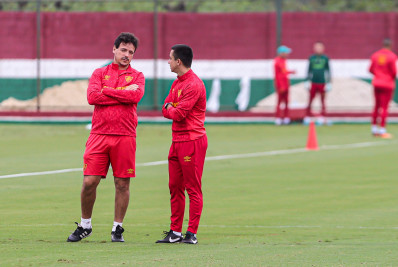 Diniz terá que 'quebrar a cabeça' para encontrar substituto de Arias no Fluminense