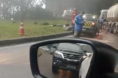 Ciclista morre após ser atropelado por carreta na BR-040, em Petrópolis
