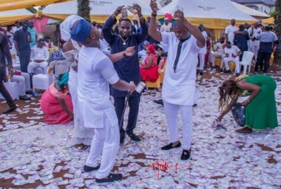 Governo nigeriano investiga tradicional 'chuva de dinheiro' durante casamentos