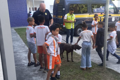 Alunos de escolas municipais de Belford Roxo participam de ações educativas na Superintendência da PRF