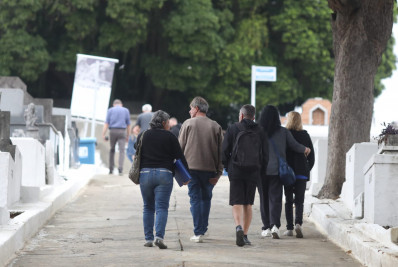 Pai que foi morto a marteladas e teve o corpo queimado pelo filho é enterrado na Zona Oeste