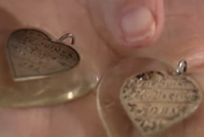 Bizarro: após 61 anos, mulher recupera pingente à venda na internet