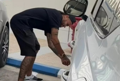 Vídeo! Neymar fura pneu do carro de jogador brasileiro do Al-Hilal