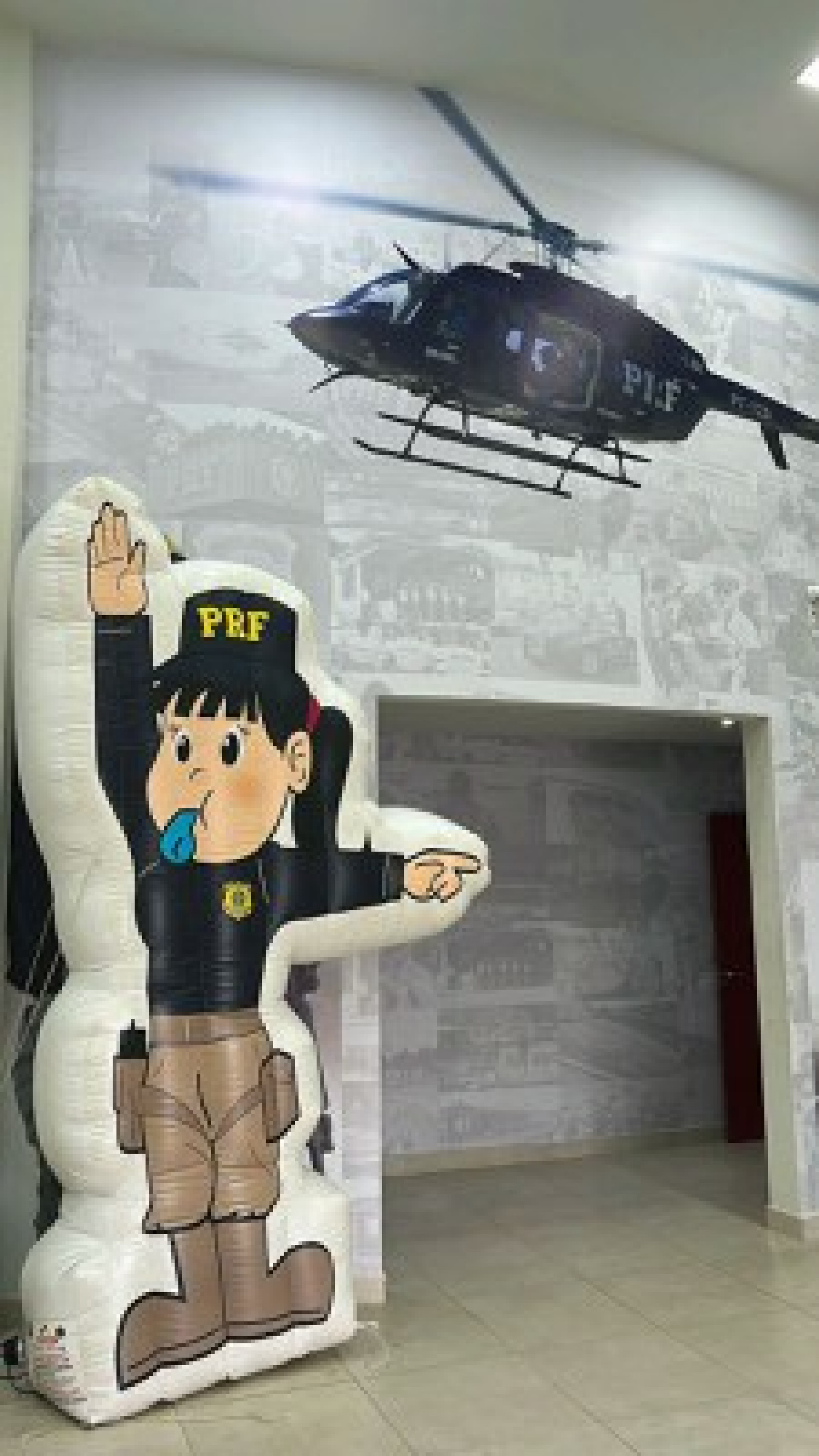 As crian&ccedil;as ainda puderam conhecer as viaturas hist&oacute;ricas e as atuais utilizadas pela PRF, assim como as motocicletas usadas nas escoltas e policiamento - Divulga&ccedil;&atilde;o / PRF