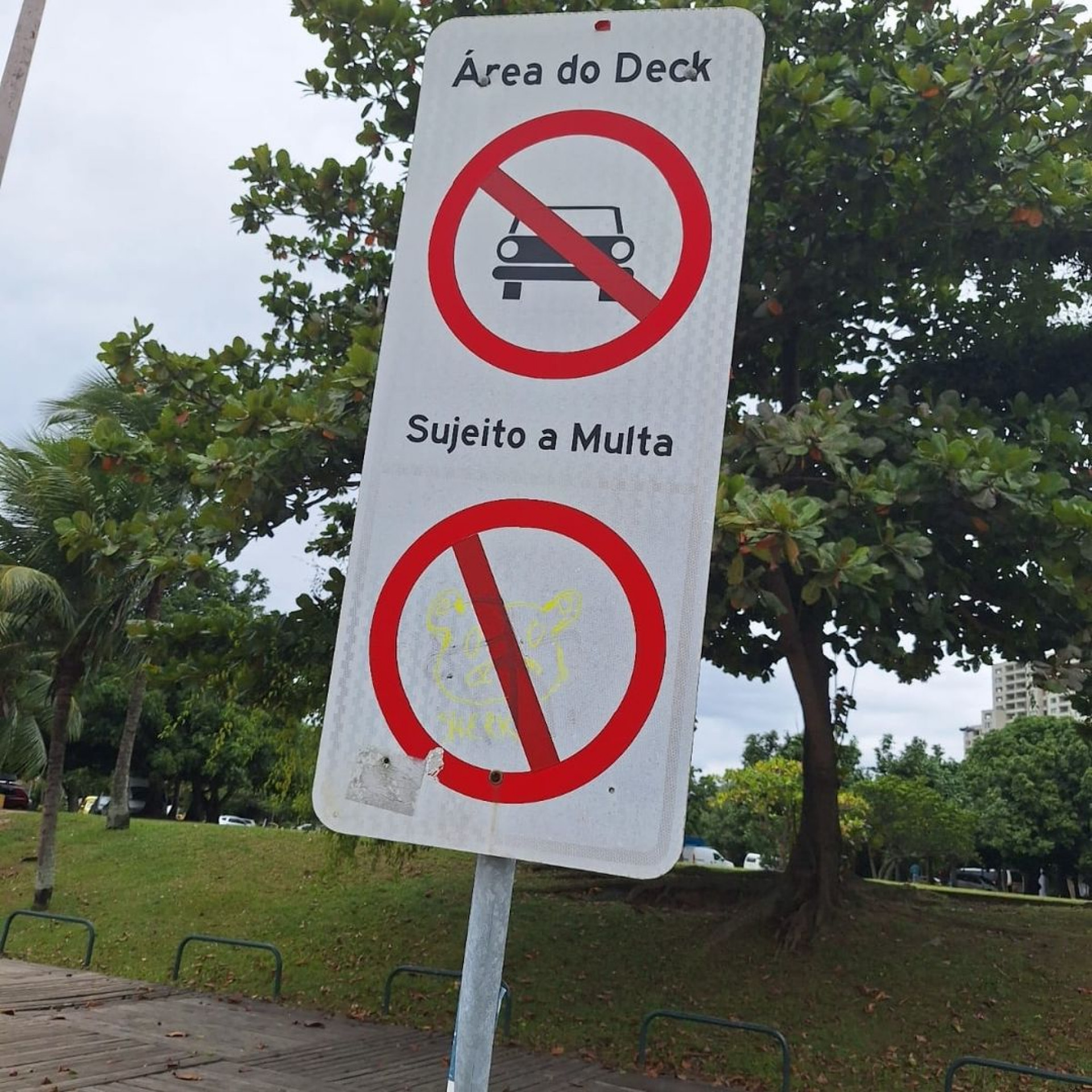 No espa&ccedil;o ainda consta uma placa sinalizando a proibi&ccedil;&atilde;o de ve&iacute;culos