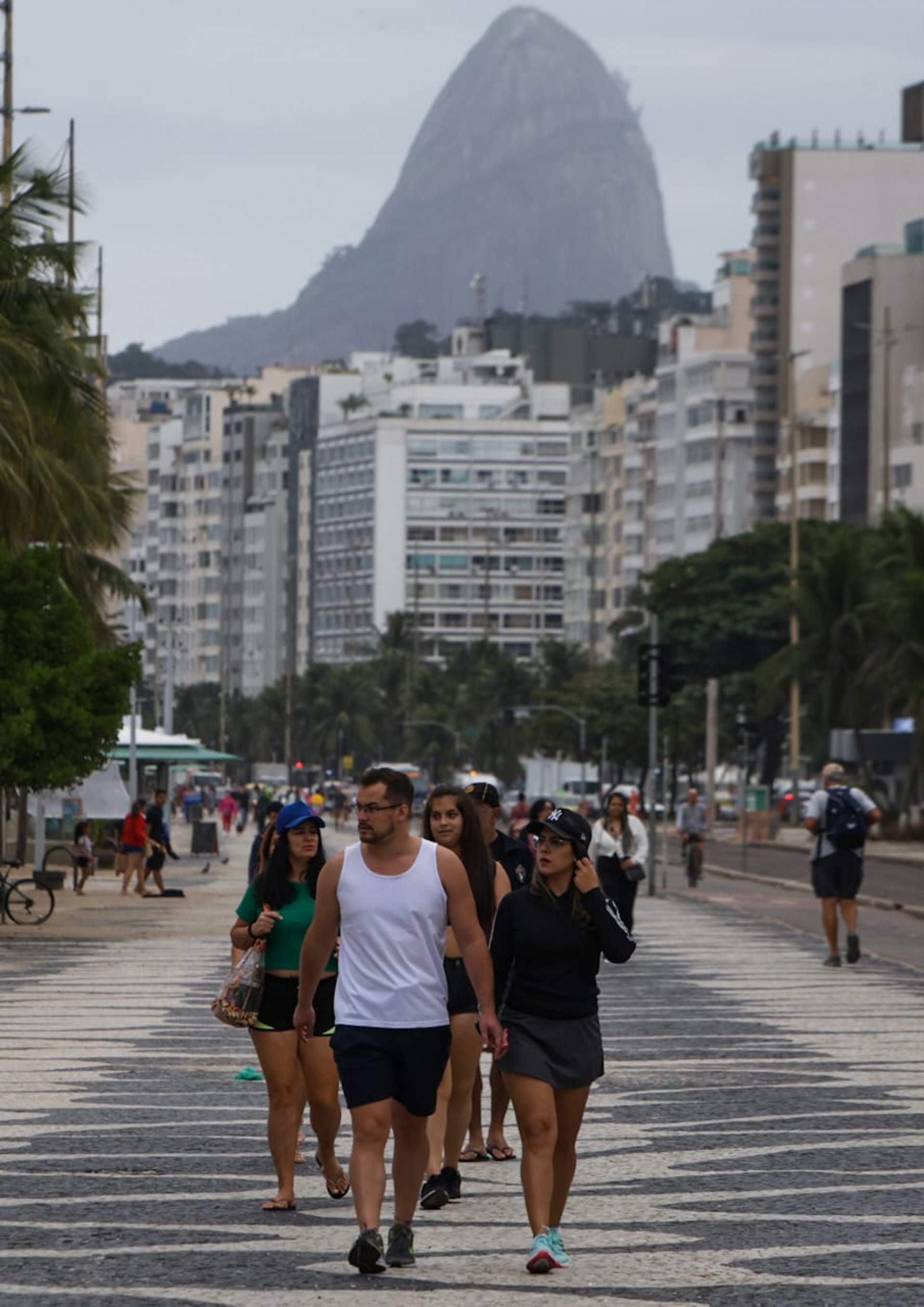 Cariocas se exercitaram e caminharam na orla, apesar do frio - Renan Areias / Agência O Dia