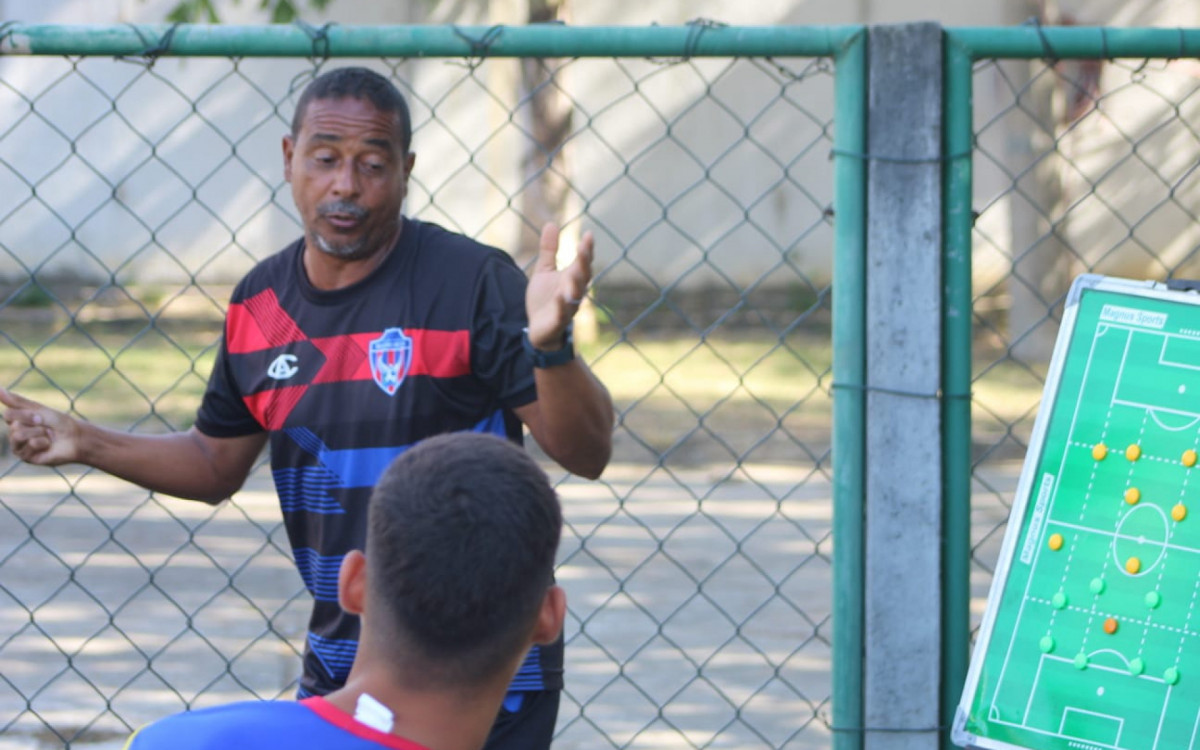  O coordenador Custódio Junior mostrando o esquema de jogo para os jovens atletas