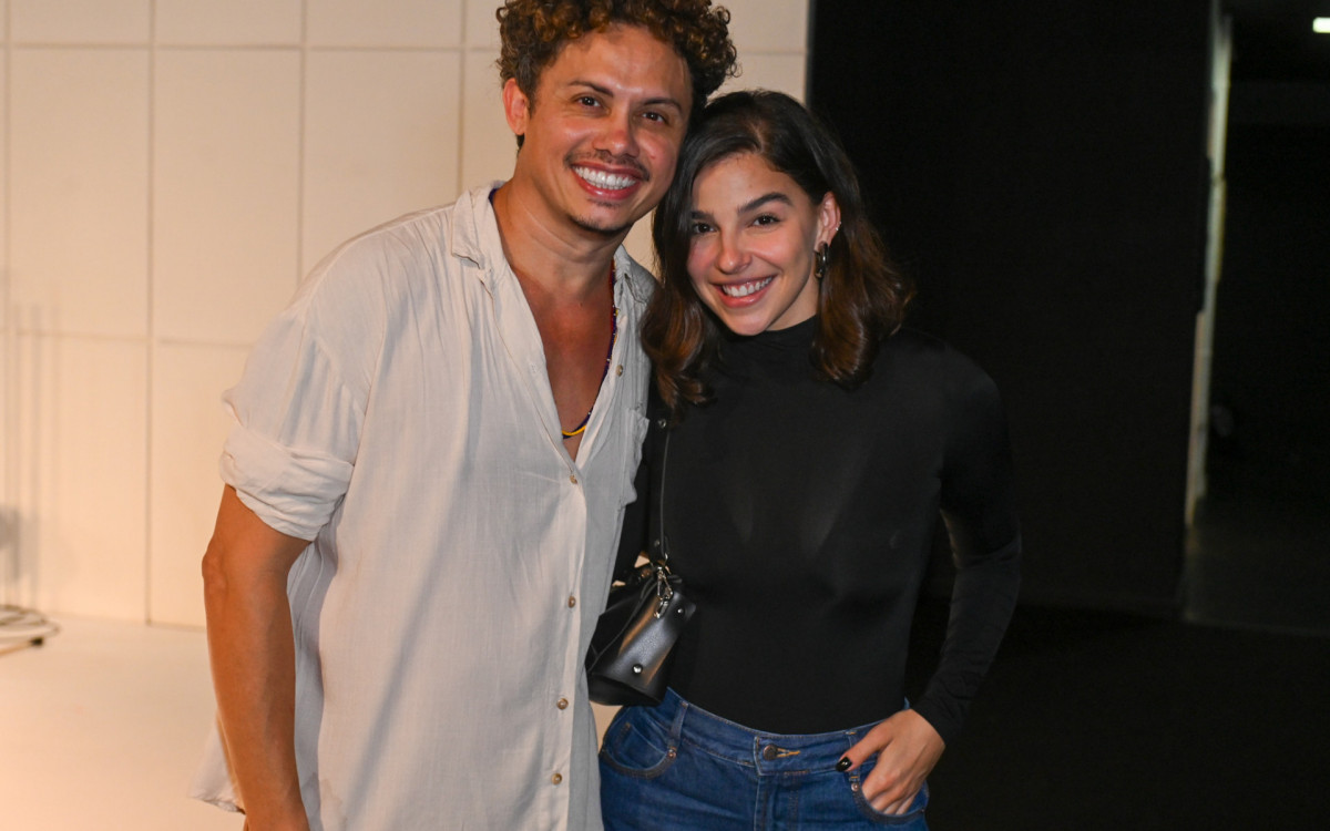 Silvero Pereira e Gabi Medvedovsky na pré-estreia de peça no Rio