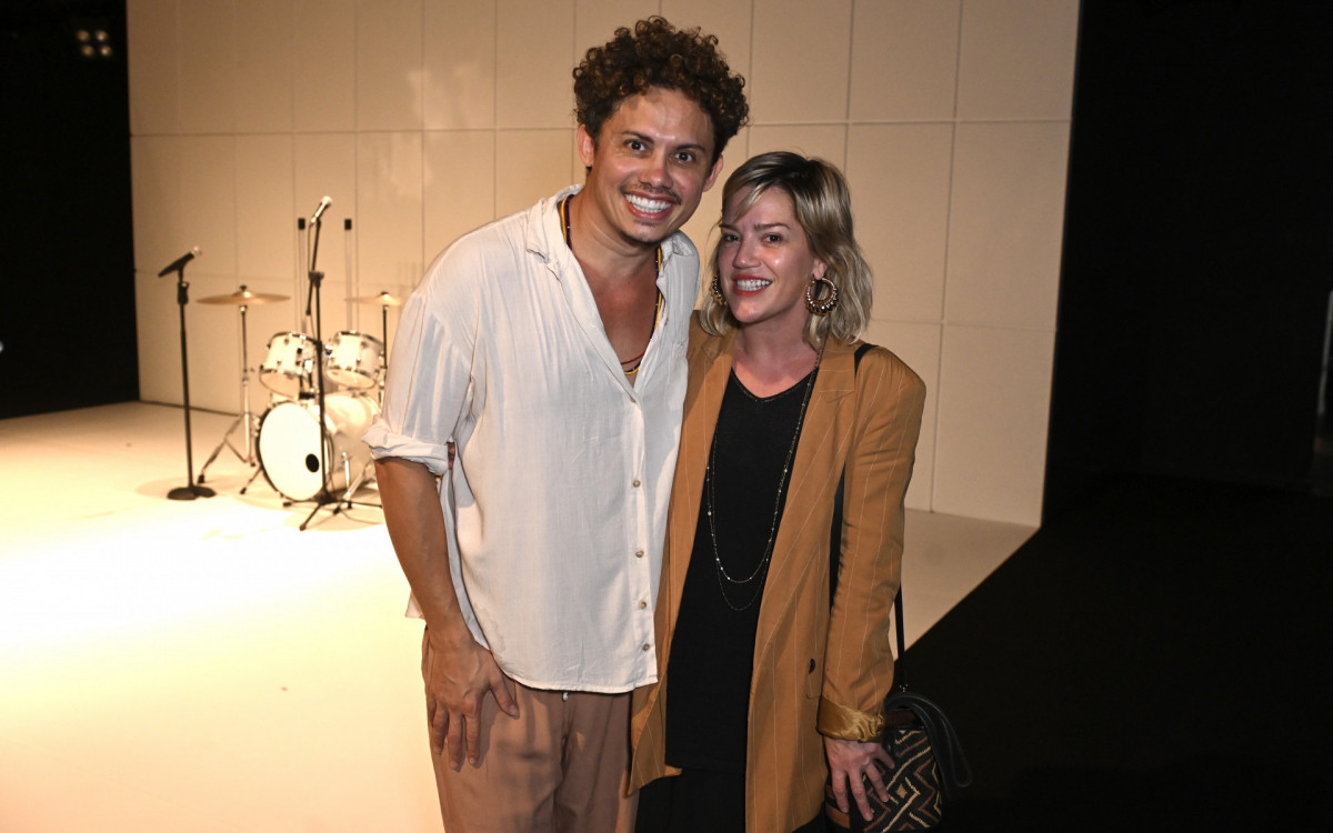Silvero Pereira e Natália Lage na pré-estreia de peça no Rio