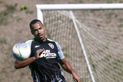 Botafogo acerta renovação com Marlon Freitas até 2026