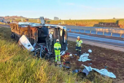 Acidente com ônibus de excursão no interior de SP mata motorista e deixa passageiros feridos