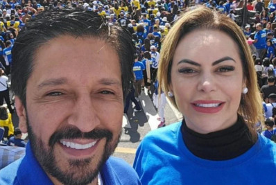 'Eu amo Jesus Cristo', diz prefeito de SP ao subir em trio da Marcha para Jesus