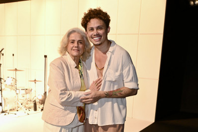 Silvero Pereira recebe famosos em pré-estreia de peça no Rio