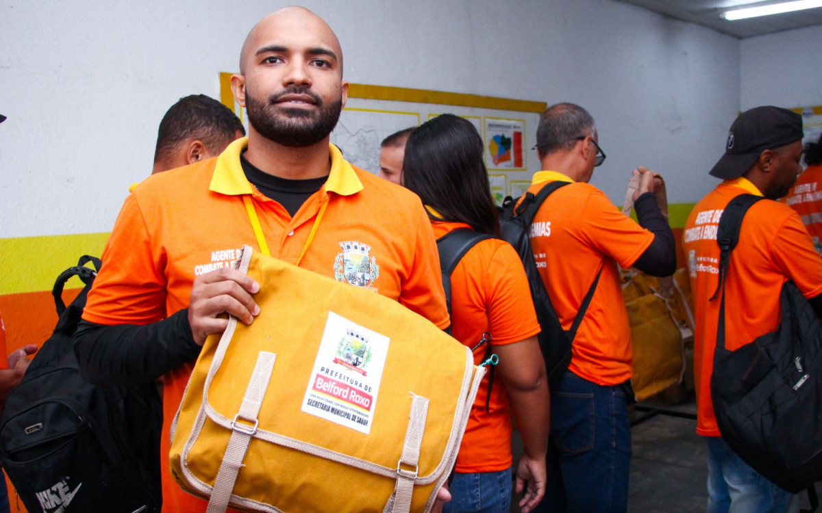 O agente de endemias, Gilberto Gomes, de 29 anos, foi um dos primeiros a receber os novos instrumentos