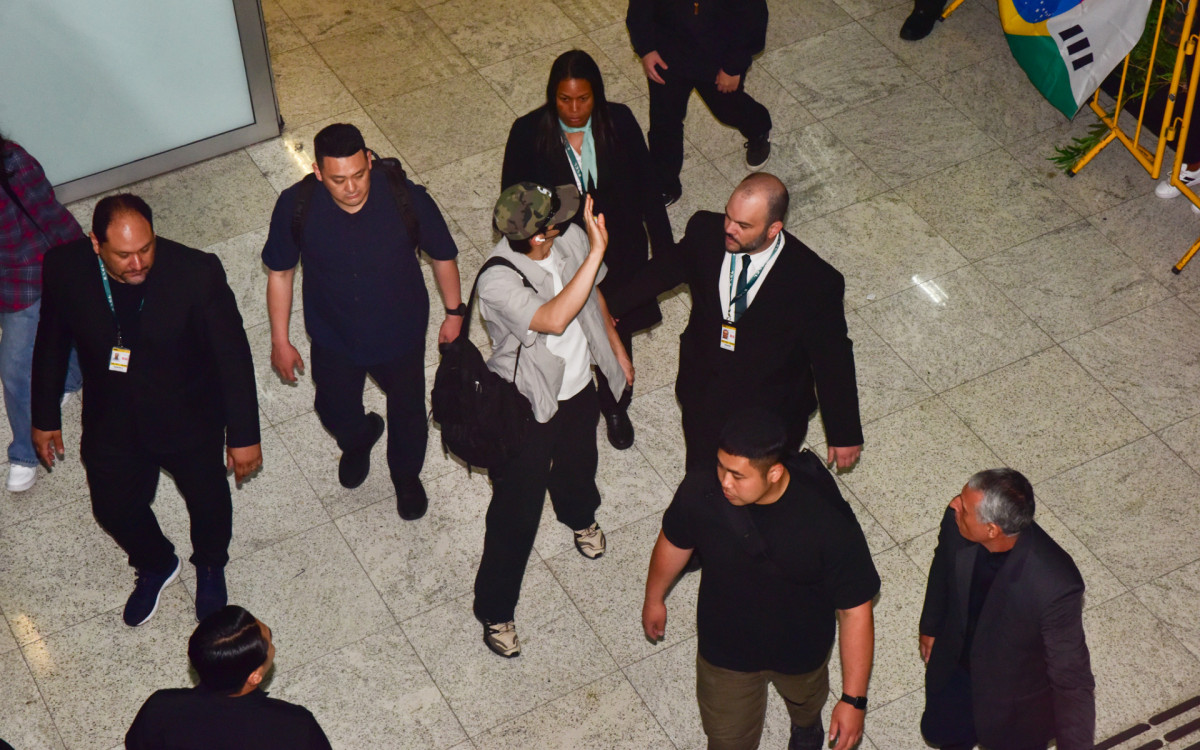 Cantor e ator sul-coreano Cha Eun-Woo é recebido por fãs em aeroporto