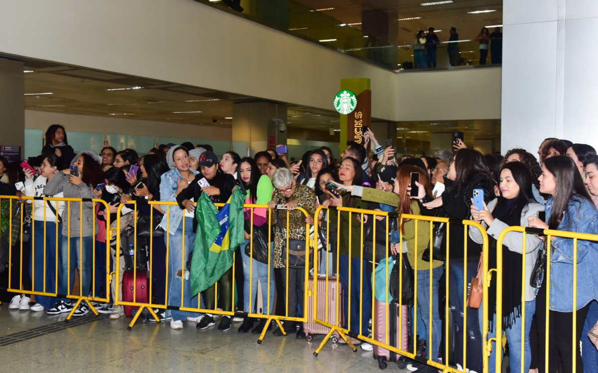 Fãs aguardam a chegada do cantor e ator sul-coreano Cha Eun-Woo