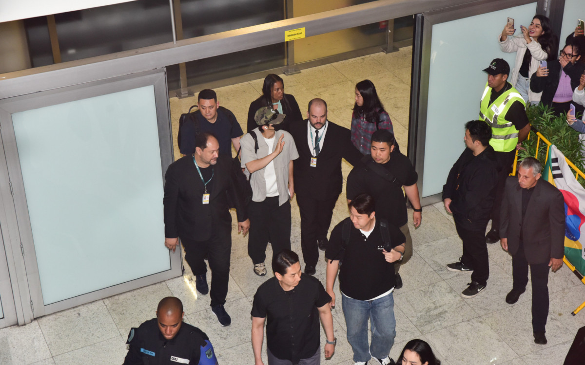 Cantor e ator sul-coreano Cha Eun-Woo é recebido por fãs em aeroporto