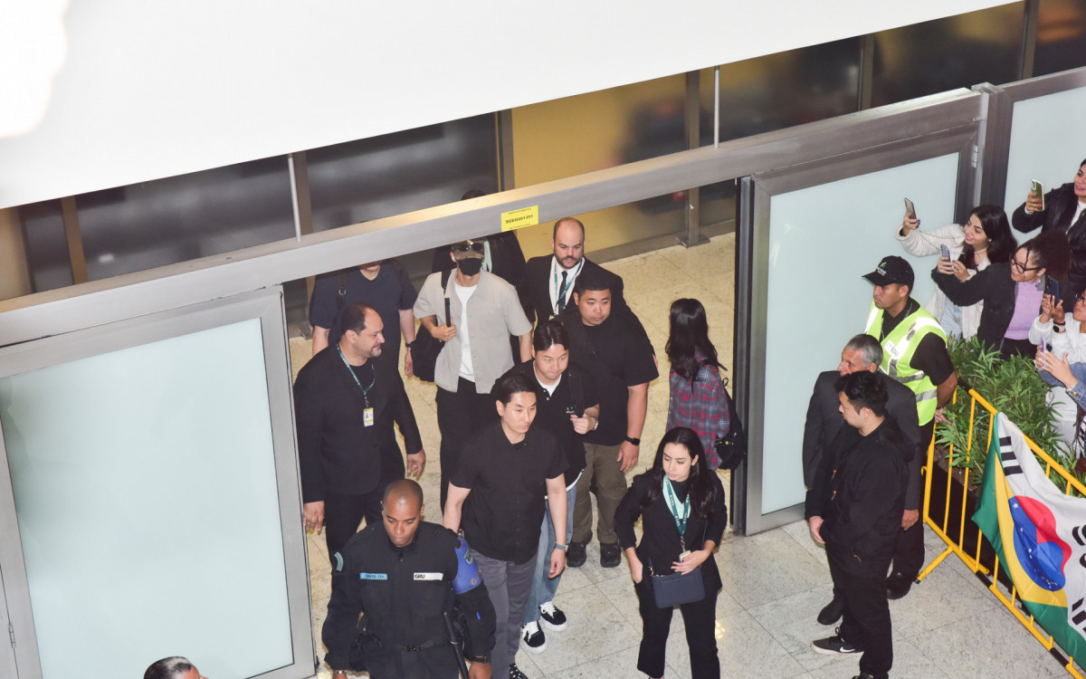 Cantor e ator sul-coreano Cha Eun-Woo é recebido por fãs em aeroporto - Leo Franco/ Agnews