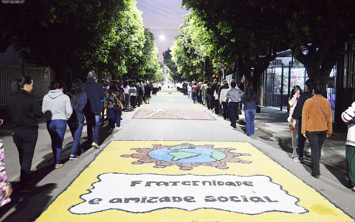 Tapetes foram confeccionados sobre as ruas para a passagem da procissão - Divulgação /redes sociais