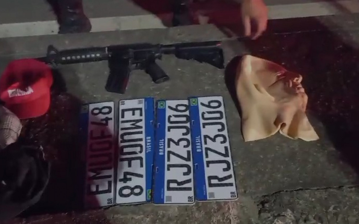 Motorista levava no carro réplica de fuzil, placas clonadas e máscara de borracha