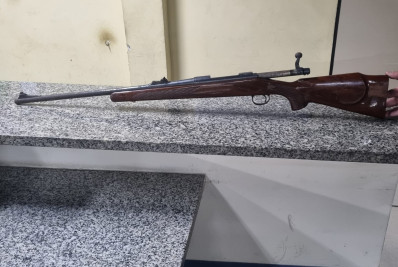 Mulher acha rifle escondido após limpar caixa d'água na Praça Seca