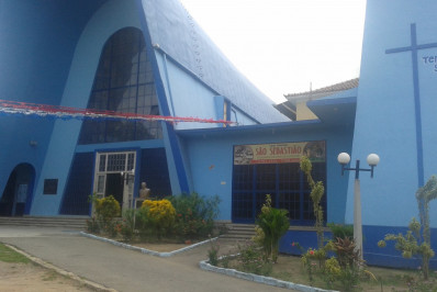 Criminoso invade paróquia e assalta fiéis em Nilópolis