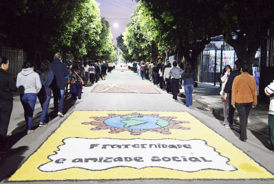 Missas e confecção de tapetes no Corpus Christi em Paracambi