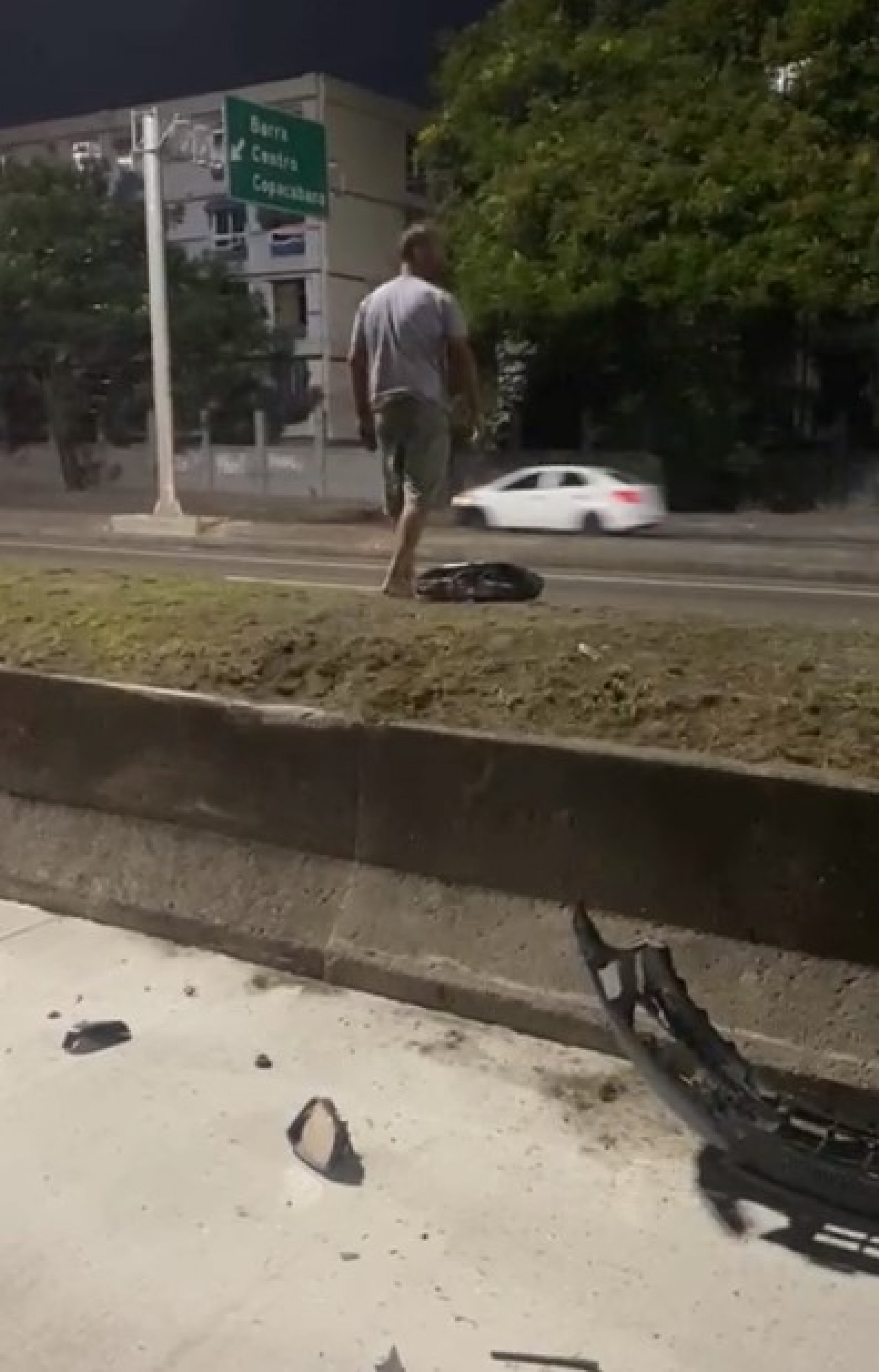 Motorista levava no carro réplica de fuzil, placas clonadas e máscara de borracha