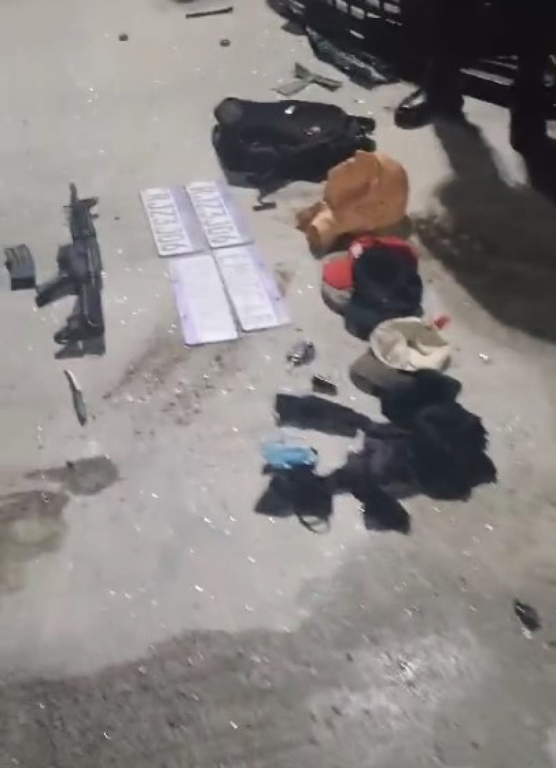 Motorista levava no carro réplica de fuzil, placas clonadas e máscara de borracha