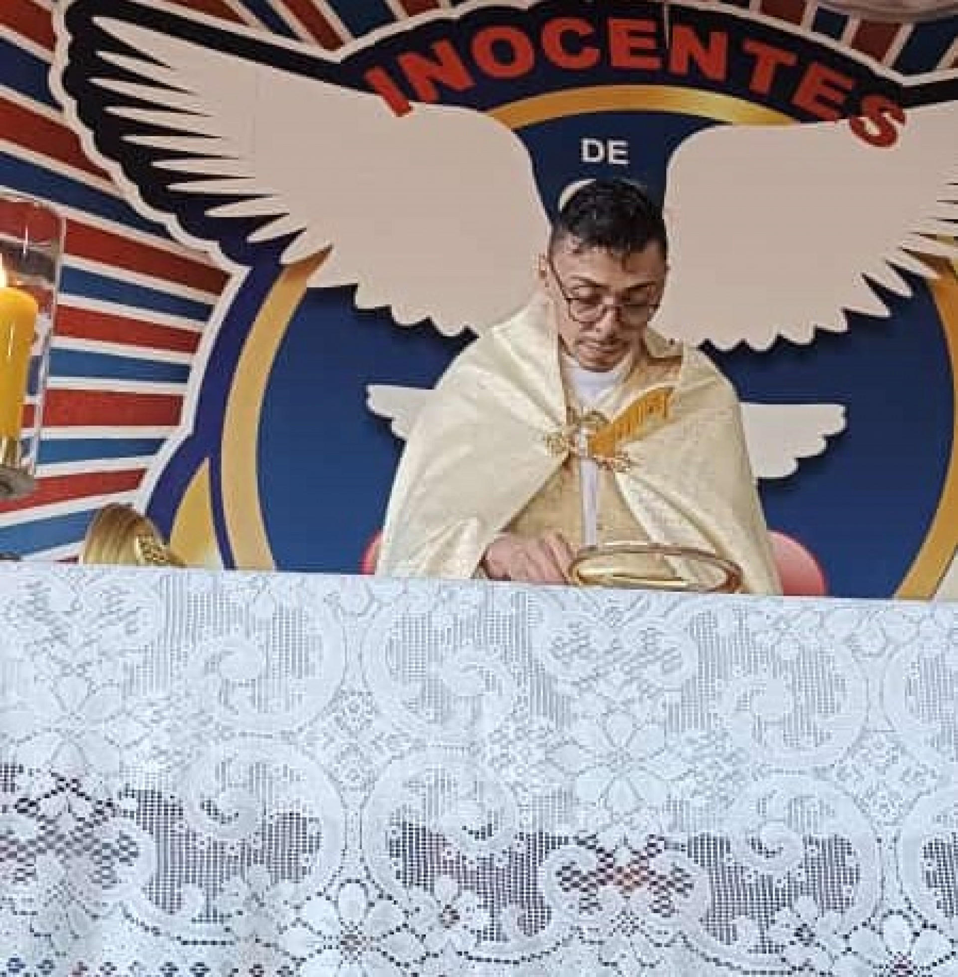 Padre Thiago Toledo durante a celebração da Missa de Corpus Christi - Divulgação / Diego Braga