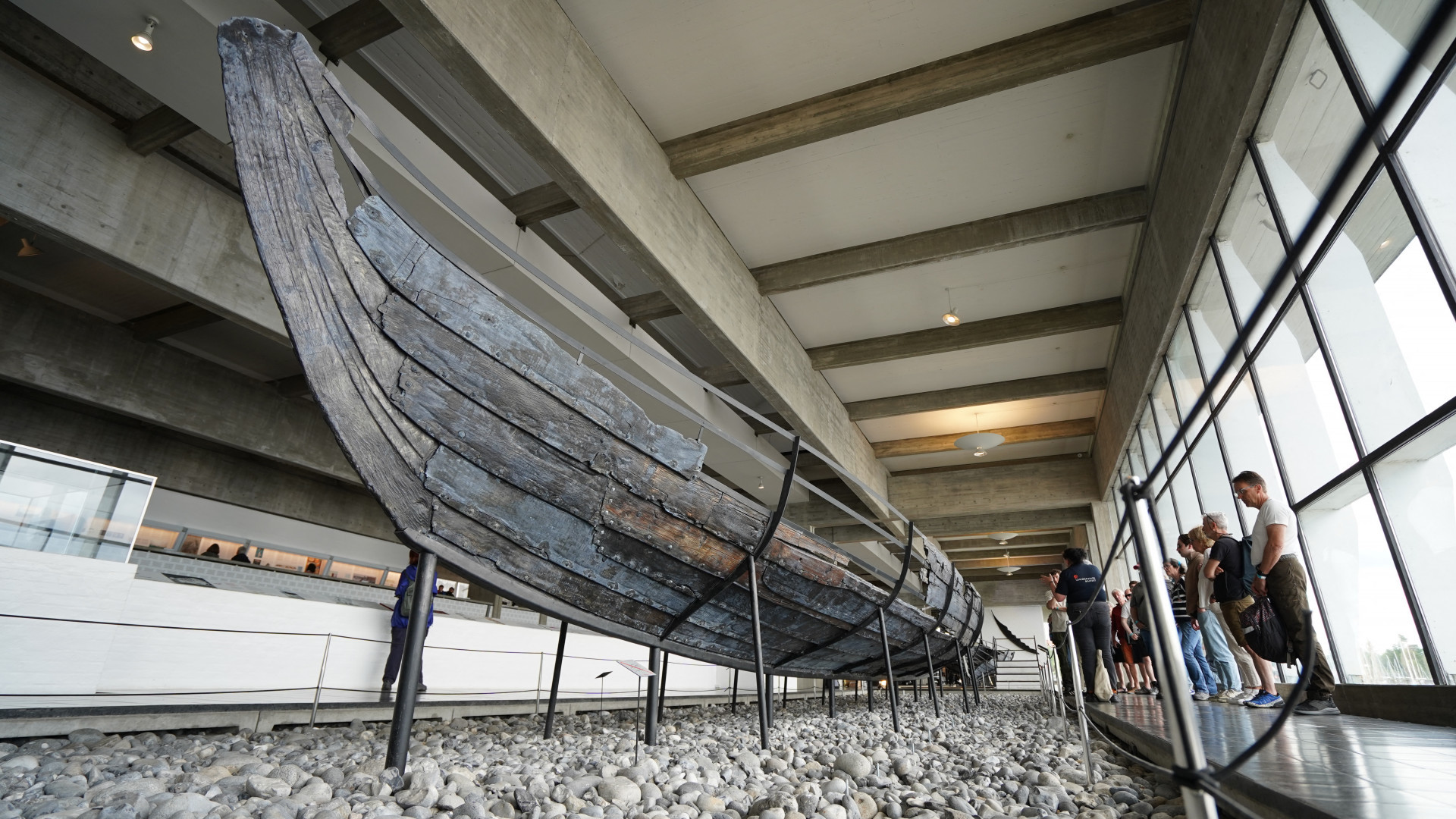 Carcaça do antigo 'Skuldelev 5' está a mostra para turistas no Museu de Roskilde, na Dinamarca - James Brook / AFP