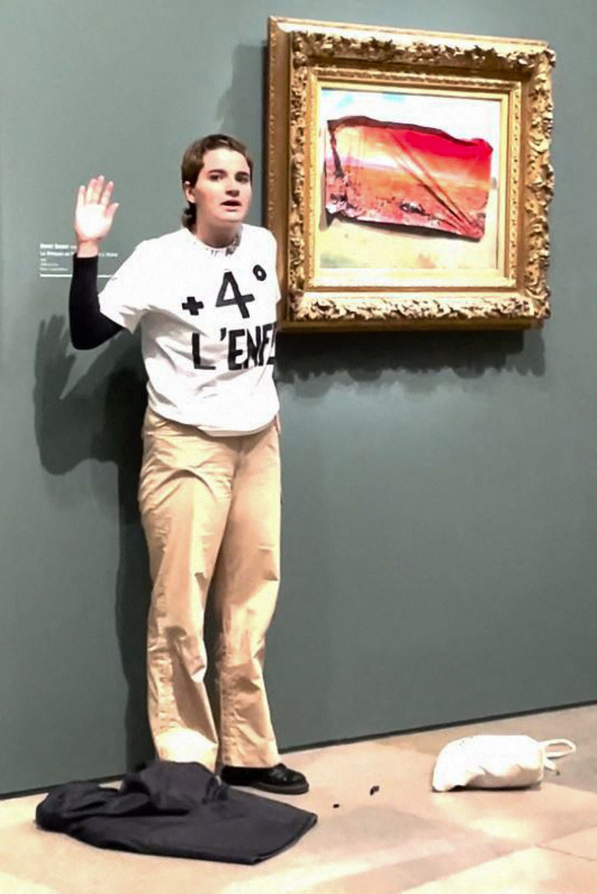 Ativista da Riposte Alimentaire cola adesivo em pintura de Claude Monet - Roberta Fumagalli / Riposte Alimentaire / AFP