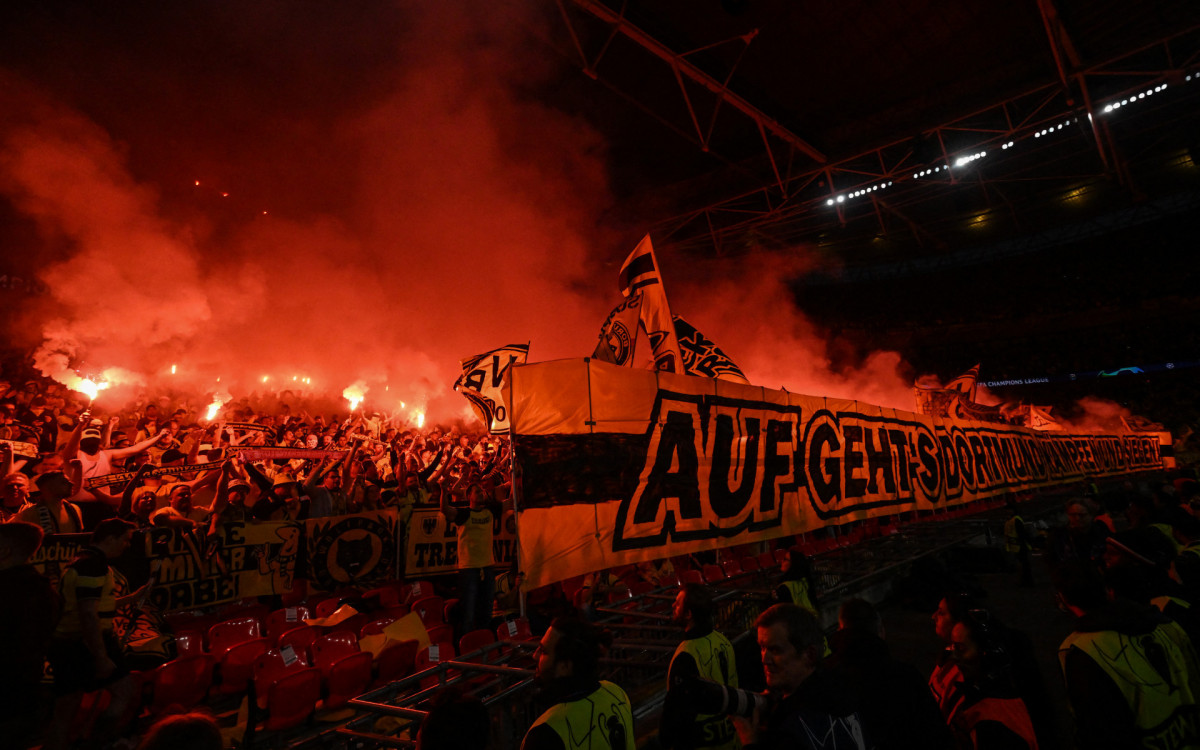 Torcida do Borussia Dortmund fez festa com sinalizadores em Wembley, na Inglaterra