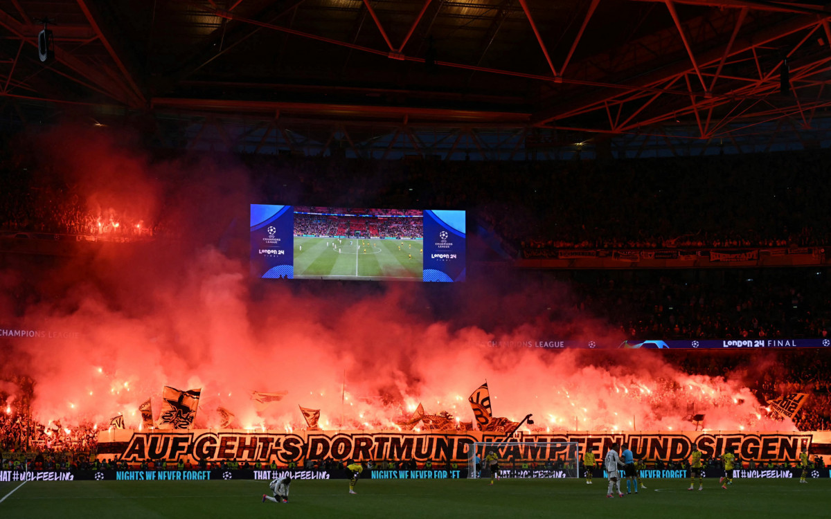 Torcida do Borussia Dortmund fez festa com sinalizadores em Wembley, na Inglaterra