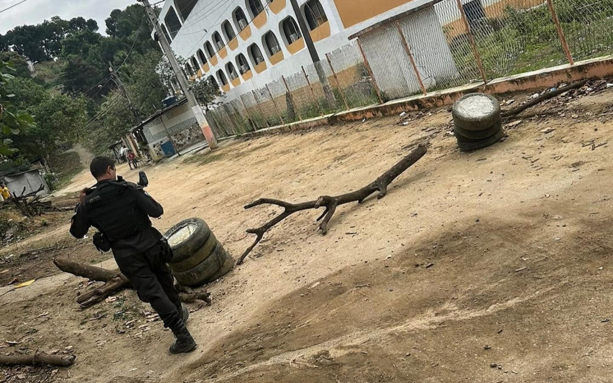 Traficantes usaram diversos materiais como barricadas