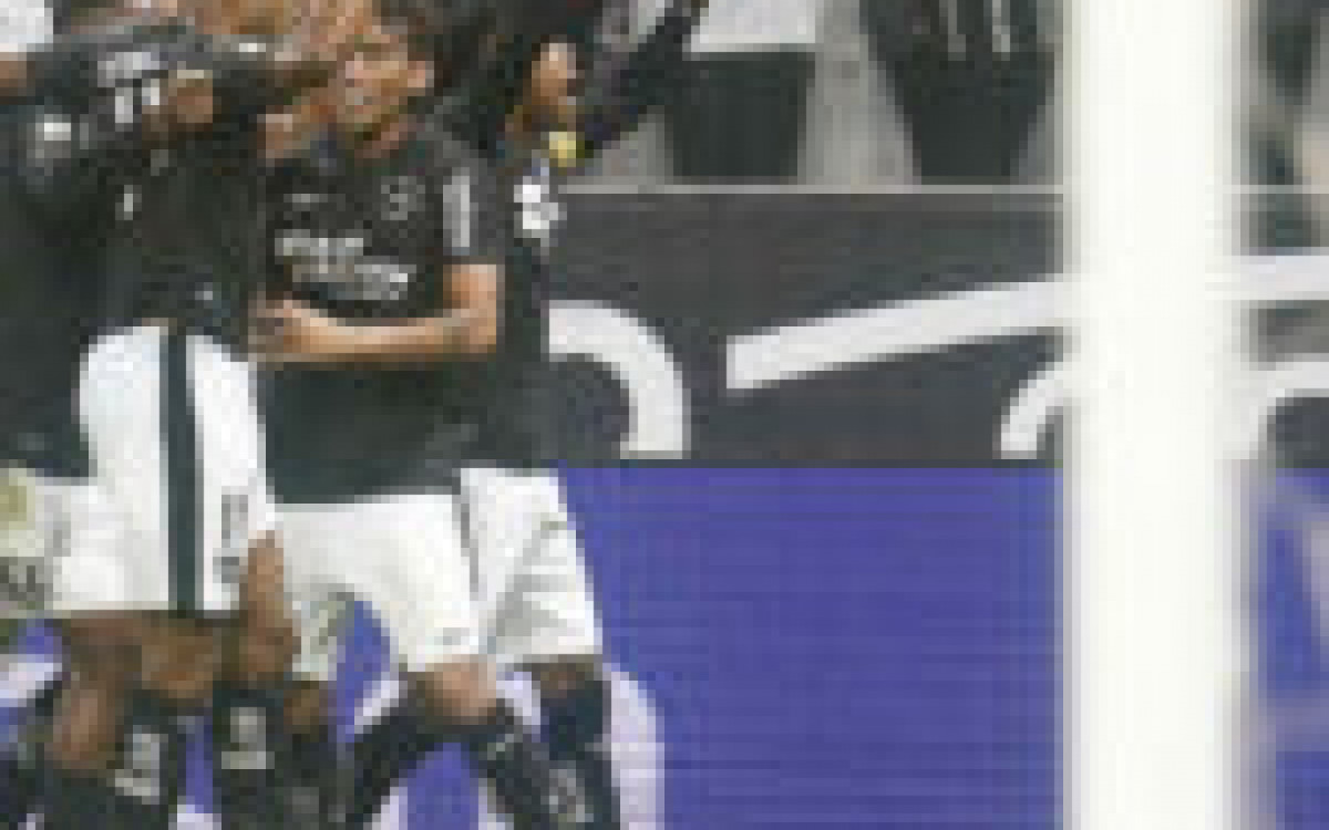 J&uacute;nior Santos marca, Botafogo bate Corinthians e dorme na lideran&ccedil;a do Brasileir&atilde;o