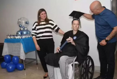 Aluno com câncer tem formatura antecipada e recebe diploma em hospital dias antes de morrer