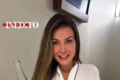 Andressa Urach causa polêmica em anúncio de vídeo adulto: 'O que eu fiz com essa garrafa?'