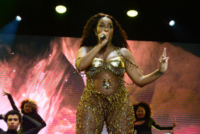 IZA exibe barriguinha de grávida em show na Praia de Copacabana