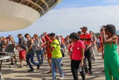 MAC Niterói recebe mais uma edição do Baile Charme Família Black Star