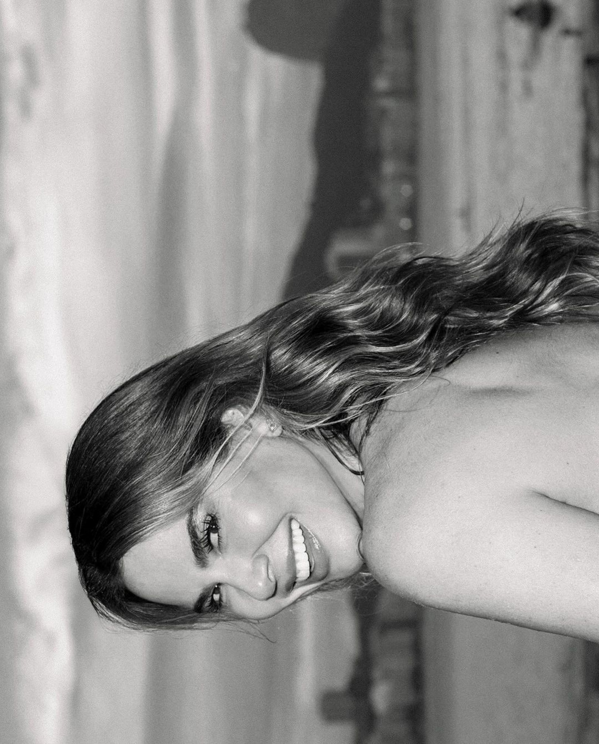 Luciana Gimenez posta cliques de biquini e encanta internautas - Reprodução