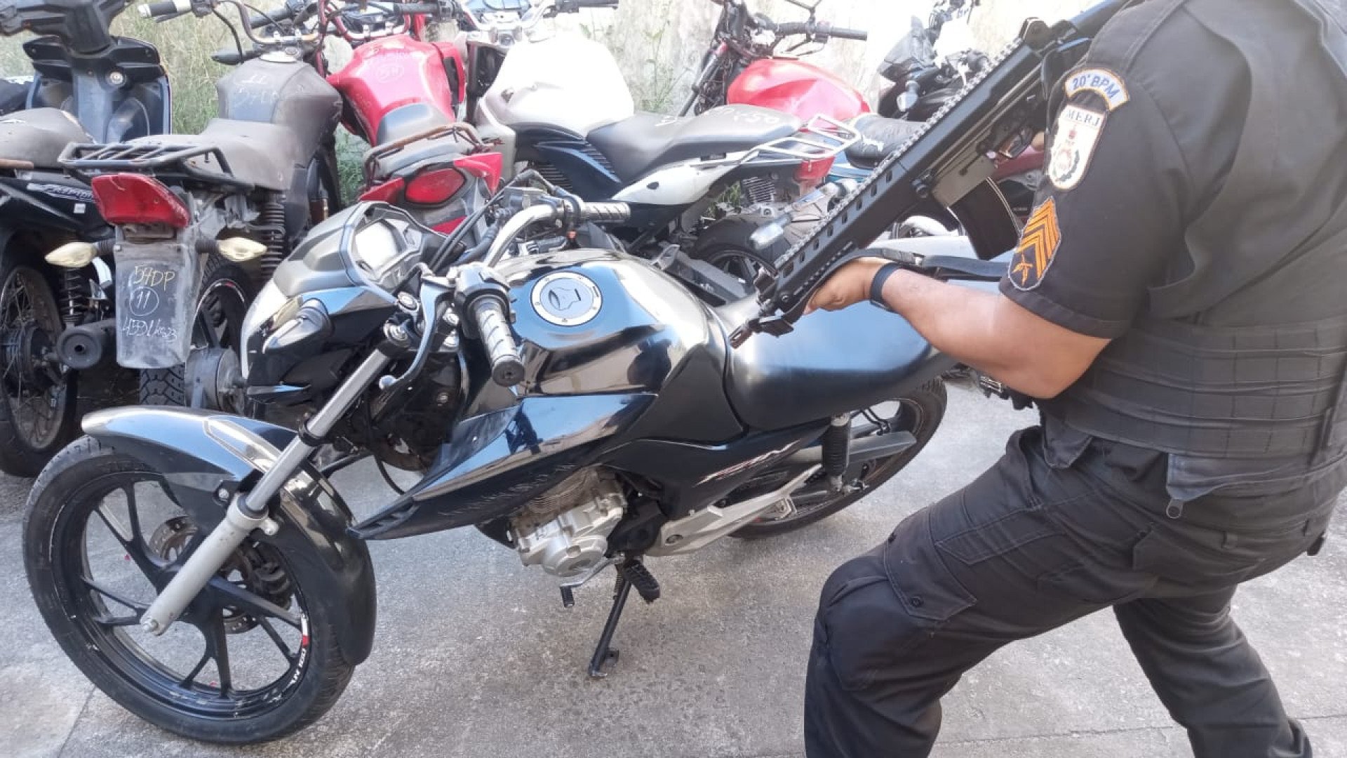 Motocicleta roubada apreendida pelos policiais militares do 20º BPM - Divulgação / 20 º BPM