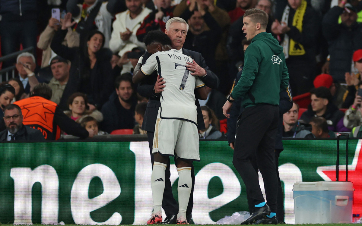 Vini Jr abraça Ancelotti após marcar na final da Liga dos Campeões - Adrian Dennis / AFP