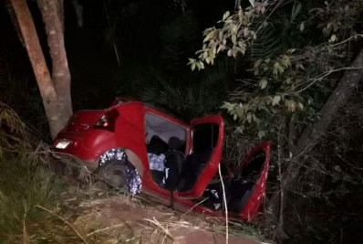 Adolescente morre após carro sair da pista e atingir árvore no MS