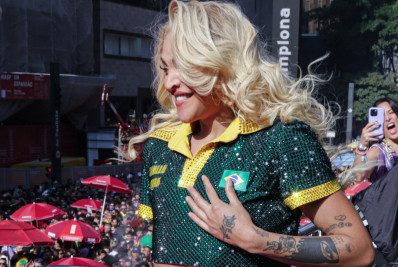 Parada do Orgulho LGBT+ reúne famosos em São Paulo