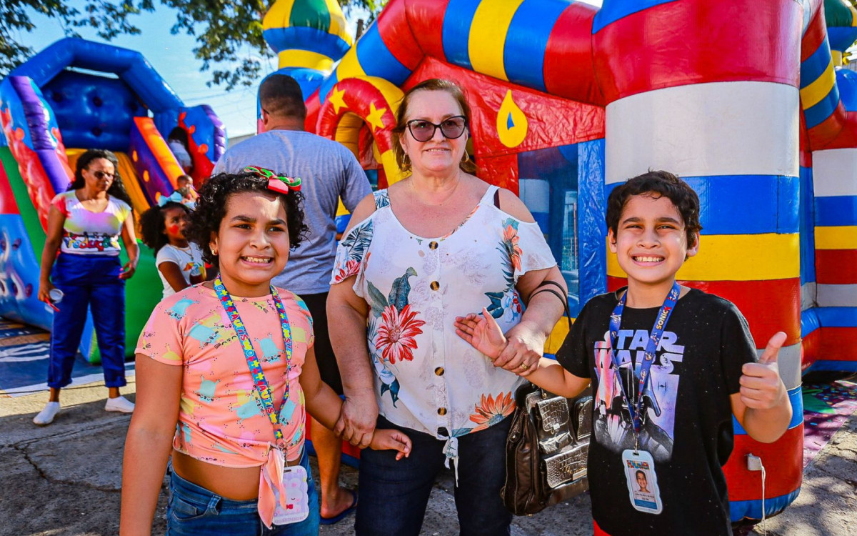 A moradora de Santa Amélia, Rosemere Sátiro, foi prestigiar o evento com os seus netos João Felipe e Laís Manoela