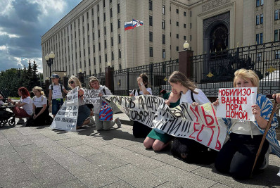 Mulheres de soldados destacados na Ucrânia protestam em frente ao Ministério da Defesa em Moscou